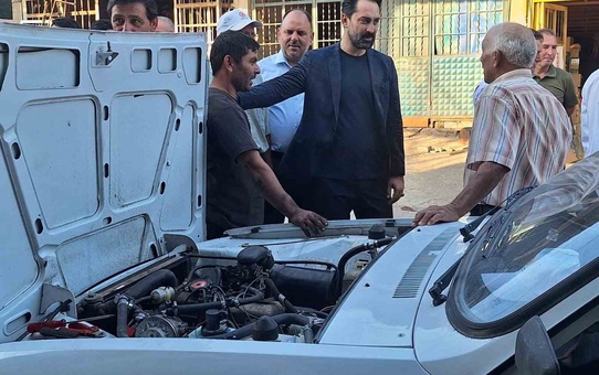 AK Partili Arınç, Selendi'de esnaf ve muhtarların sorunlarını yerinde dinledi