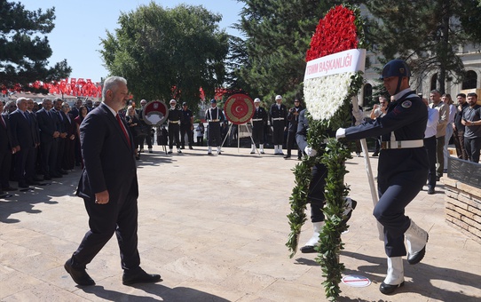 Sivas Kongresi'nin yıl dönümünde Atatürk Anıtı'na çelenk sunuldu