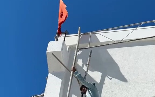 Nevşehir Acıgöl'de vatandaş ters dönen Türk bayrağını düzeltmek için iskeleye tırmandı