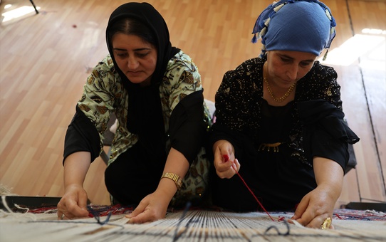 Van İpekyolu'nda kadınlar kilim ve çinilerle el emeğini kazanca dönüştürüyor