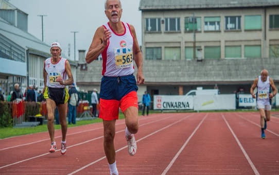 80 yaşındaki doktor Murat Kaçar, atletizmde 98. madalyasını kazanarak hedefine ulaştı