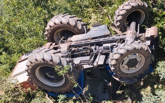 Amasya'da traktör şarampole devrildi, sürücünün oğlu öldü