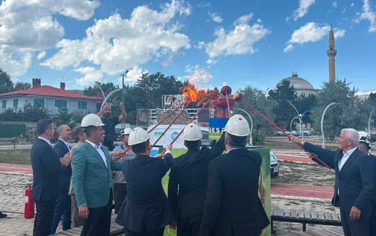 Bayburt Arpalı beldesinde doğal gaz için meşale yakıldı, akış törenle açıldı