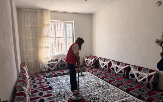 Bitlis'te vakfın hayır şartı kapsamında yaşlı kadının evi temizlendi ve düzenlendi