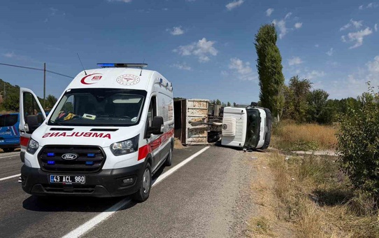 Kütahya Domaniç'te kum yüklü kamyon yan yattı, sürücü Tavşanlı'da hastanelik oldu