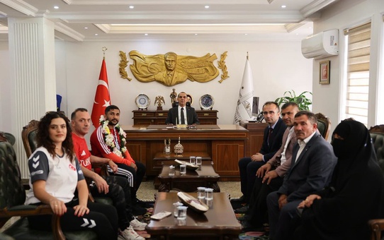 Iğdır Valisi Taşolar, Akdeniz Oyunları'nda bronz kazanan milli judocu Salih Yıldız'ı kabul etti