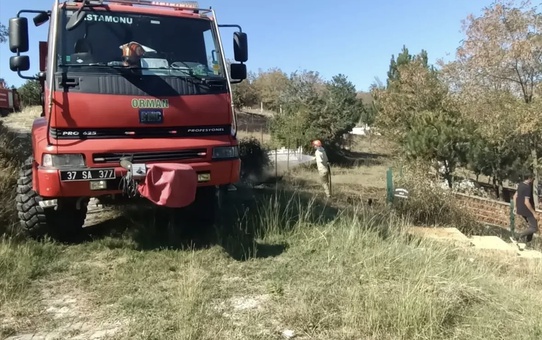 Kastamonu'da mezarlıktan ormana sıçrayan yangın ekiplerin müdahalesiyle söndürüldü