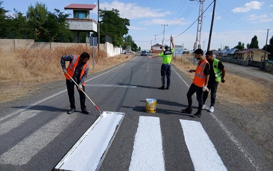 Malazgirt'te jandarma ve karayolları koordinesiyle 4 köydeki okul ve yaya geçitleri yenilendi
