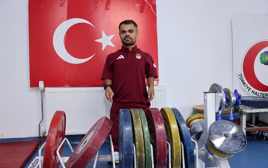 Sivaslı milli halterci Minik Herkül Abdullah, 2028 Paralimpik Oyunları'nda altın madalya