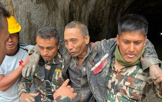Nepal'deki sel felaketinde tünelde mahsur kalan Çinli işçi 11 gün sonra sağ kurtarıldı