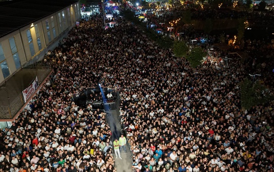 İrem Derici Kırklareli Pınarhisar'daki modifiye festivalinde sahne aldı, başkan plaket verdi