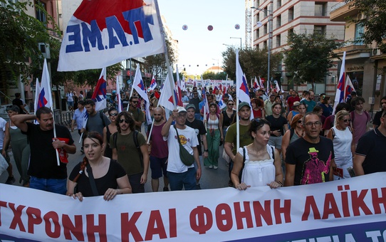 Selanik'te hükümet aleyhine işçi ve çiftçi protestosu yapıldı