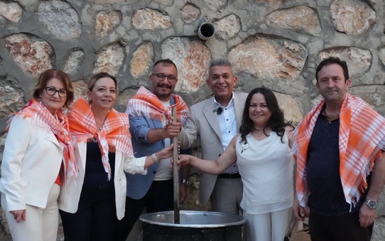Denizli Çal'da festivalde Türkü Akbayram, babası Edip Akbayram'ın görüntüleriyle duygulandı