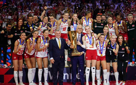 2026 CEV'de şampiyon Türkiye üst üste 2. kez kupayı kaptı Eda'ya uzattı