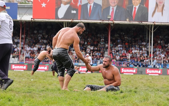 Milli güreşçi Feyzullah Aktürk, Yağlı Güreş Ligi'nde 107 puanla şampiyon oldu