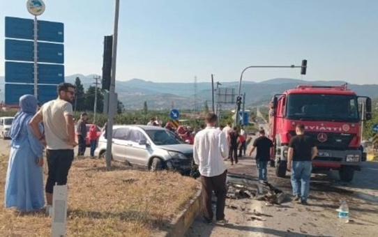 Sakarya Geyve'de kavşakta kafa kafaya çarpışma, 1'i çocuk 6 yaralı hastaneye kaldırıldı