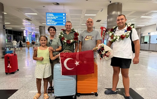İzmirli yüzücü Tuna Tunca, 35 kilometrelik Catalina Kanalı'nı yüzerek geçmeyi başardı