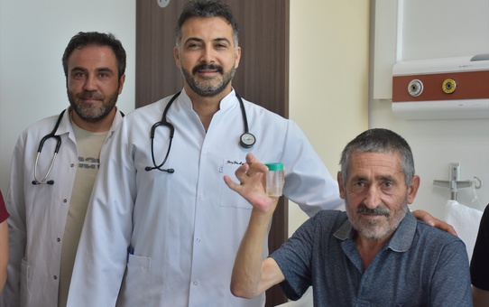 Öksürük ve yutkunamama şikayetiyle gitti, akciğerinden çıkan doktorları bile şaşkına çevirdi