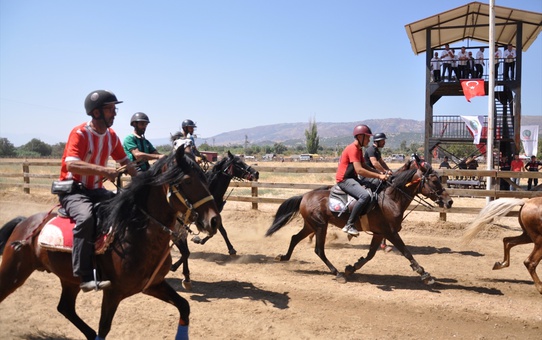 Ödemiş'te düzenlenen rahvan at yarışlarında 117 at heyecanla yarıştı