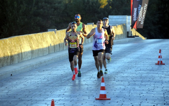 Edirne'deki uluslararası maratonda 1071 sporcu Pazarkule Sınır Kapısı'na kadar yarıştı
