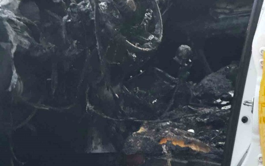 İstanbul Arnavutköy'de seyir halindeki takside yangın çıktı, yol trafiğe kapatıldı