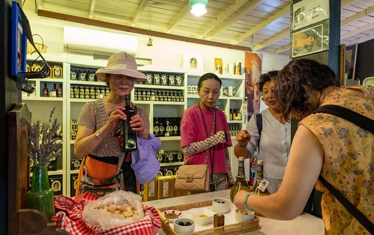 Çinli turistlerin Çanakkale'deki yeni gözdesi zeytinyağı oldu