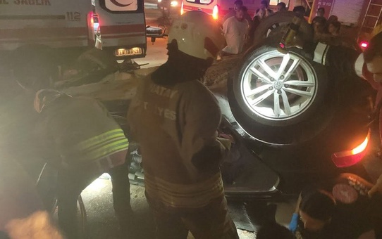 Hatay Defne'de kontrolden çıkan otomobil takla attı, sürücü yaralandı