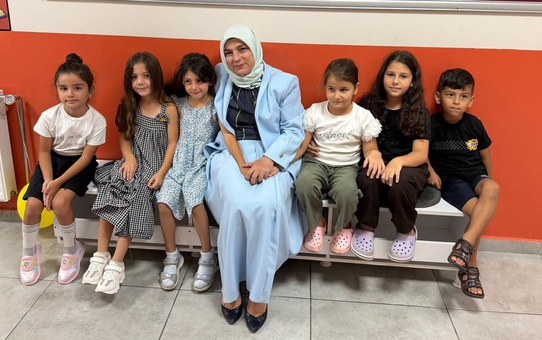 Düzce'de uyum haftasında Avni Akyol İlkokulu'nda Gülşen Özer öğrencilerle buluştu