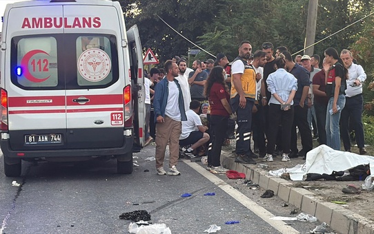 Düzce Akçakoca'da tarım aracı ile tırın çarpıştığı kazada 4 kişi öldü, 8 kişi yaralandı