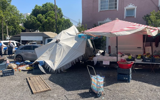 Hatay Belen'de otomobil pazar tezgahına çarptı, 3 kişi yaralandı