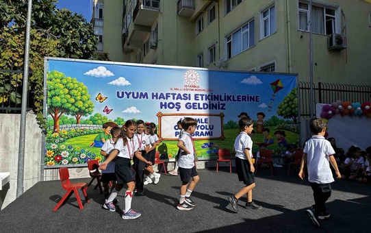 Bakan Yardımcısı Yelkenci, İstanbul'da öğrencilerle 'Kutu kutu pense' oynadı