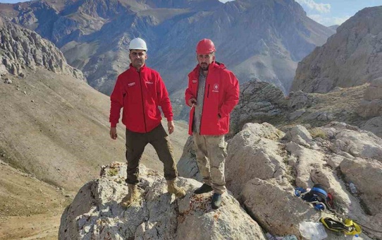 Kahramanmaraş Nurhak'ta 5 gündür kayalıklarda mahsur kalan 9 keçi kurtarıldı