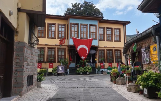 Bursa'da Zeki Müren'e ilham veren 300 yıllık manolya butik otel bahçesinde yaşatılıyor