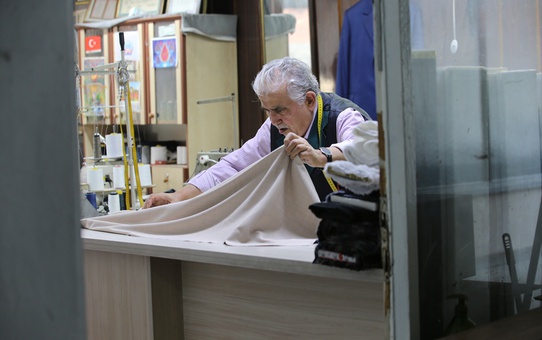 Karabük'te 86 yaşındaki terzi Mustafa Zeren, 66 yıldır mesleğini son nefesine kadar sürdürüyor