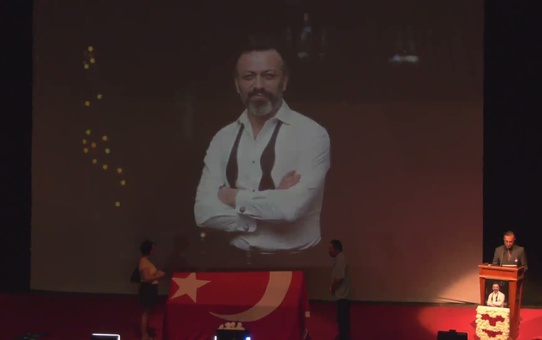 Oyuncu Serhat Mustafa Kılıç için Muhsin Ertuğrul Sahnesi'nde veda töreni düzenlendi