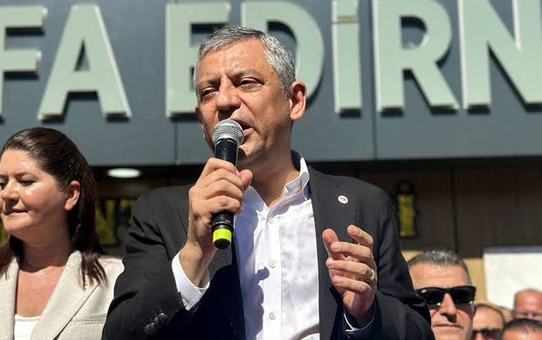 Özgür Özel, Avrupa şampiyonu Filenin Sultanları'nı arayıp tebrik etti