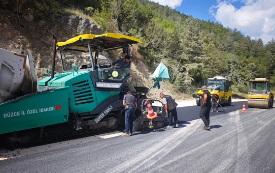 AK Partili Öztürk, Yığılca'da Yedigöller yolundaki asfalt çalışmalarını yerinde inceledi