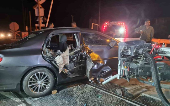Yolcu treni hemzemin geçidinde otomobile çarptı: 5 yaralı