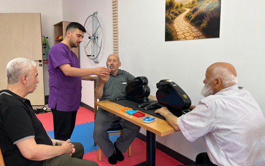 Alzheimer hastası Fikri Koz, tedavi gördüğü merkezde gönüllü tamircilik yapıyor