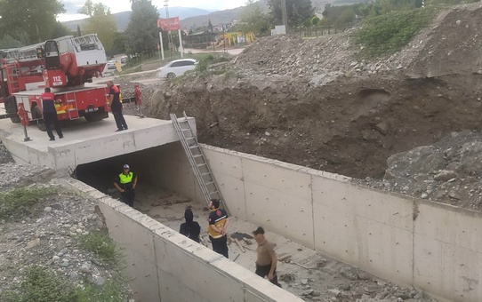 Amasya Taşova'da su kanalı inşaatına düşen G.Y. yaralandı, hastaneye kaldırıldı