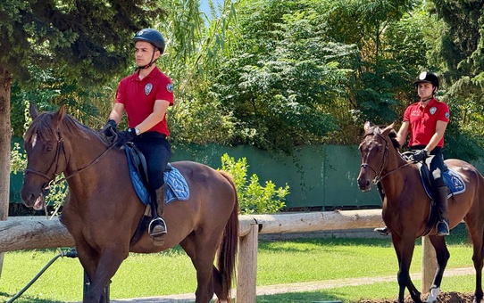 Antalya Konyaaltı'nda atlı polis yerleşkesi vatandaşların sosyal buluşma alanı oldu