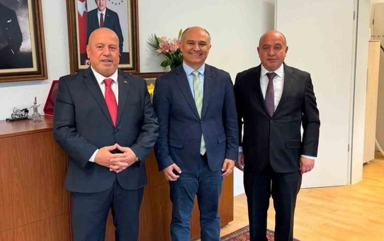 ATGB yöneticileri görev süresi dolan Essen Başkonsolosu Aydın'a plaket takdim etti