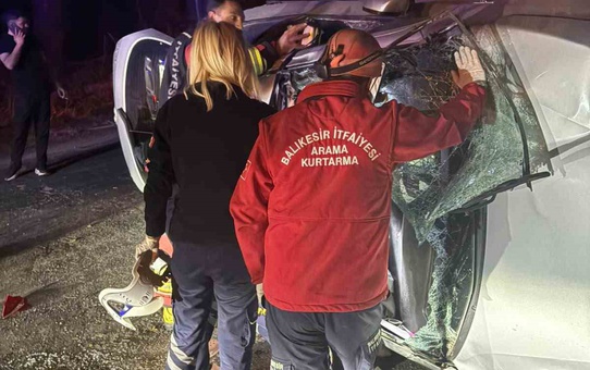Balıkesir Balya'da otomobil şarampole uçtu, 2 yaralı sağlık ekiplerine teslim edildi