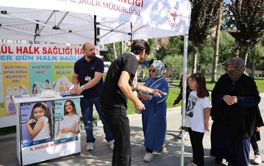 Bayburt'ta Halk Sağlığı Haftası'nda aşı stantlarında eksik aşılar kontrol edildi