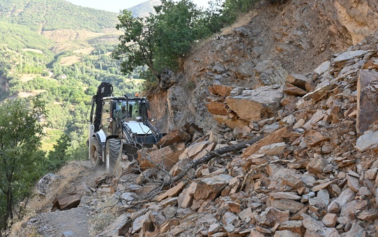 Bitlis'in Hizan ilçesinde heyelanla kapanan Sadan Mahallesi arazi yolu ulaşıma açıldı