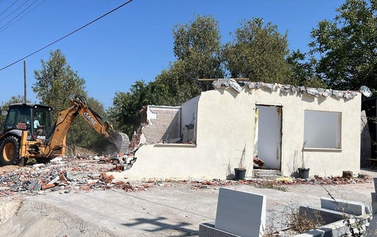 Çanakkale Ezine'de 7 kaçak yapının yıkımı gerçekleştirildi