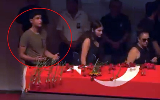 Cenazede herkes geçip giderken tabutu başında dua eden o genç kim?