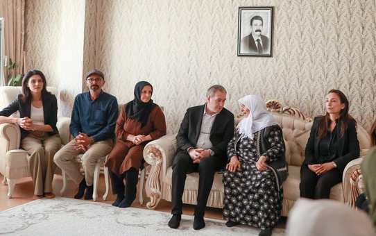 DEM Parti Eş Genel Başkanları, Ağrı'da Akkuş'un ailesine taziye ziyareti yaptı