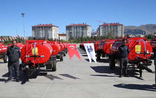 Erzurum'da 150 kırsal mahalleye traktör arkası yangın söndürme tankeri dağıtıldı