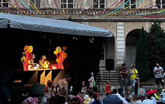 Eskişehir Şehir Tiyatrosu'nun kukla oyunu Romanya'daki festivalde yağmura rağmen sahnelendi